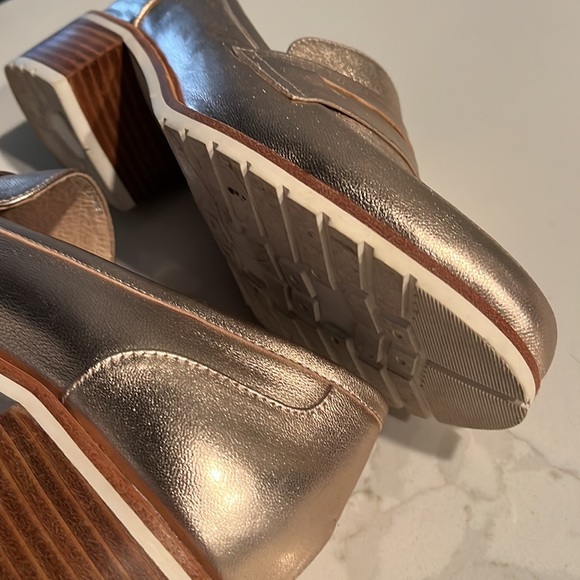 Ladies Size 38 Leather Loafer in Gold - Picture 10 of 10